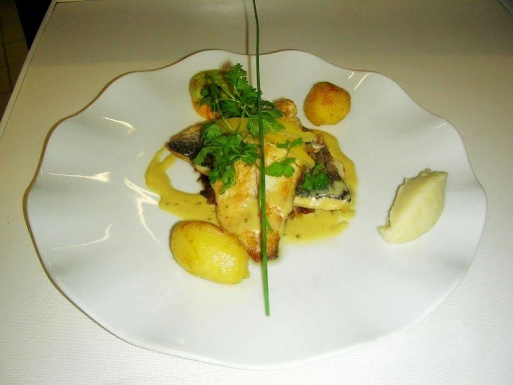Logis Hotel Restaurant De La Poste ปองต์ซิโบลด์ ภายนอก รูปภาพ
